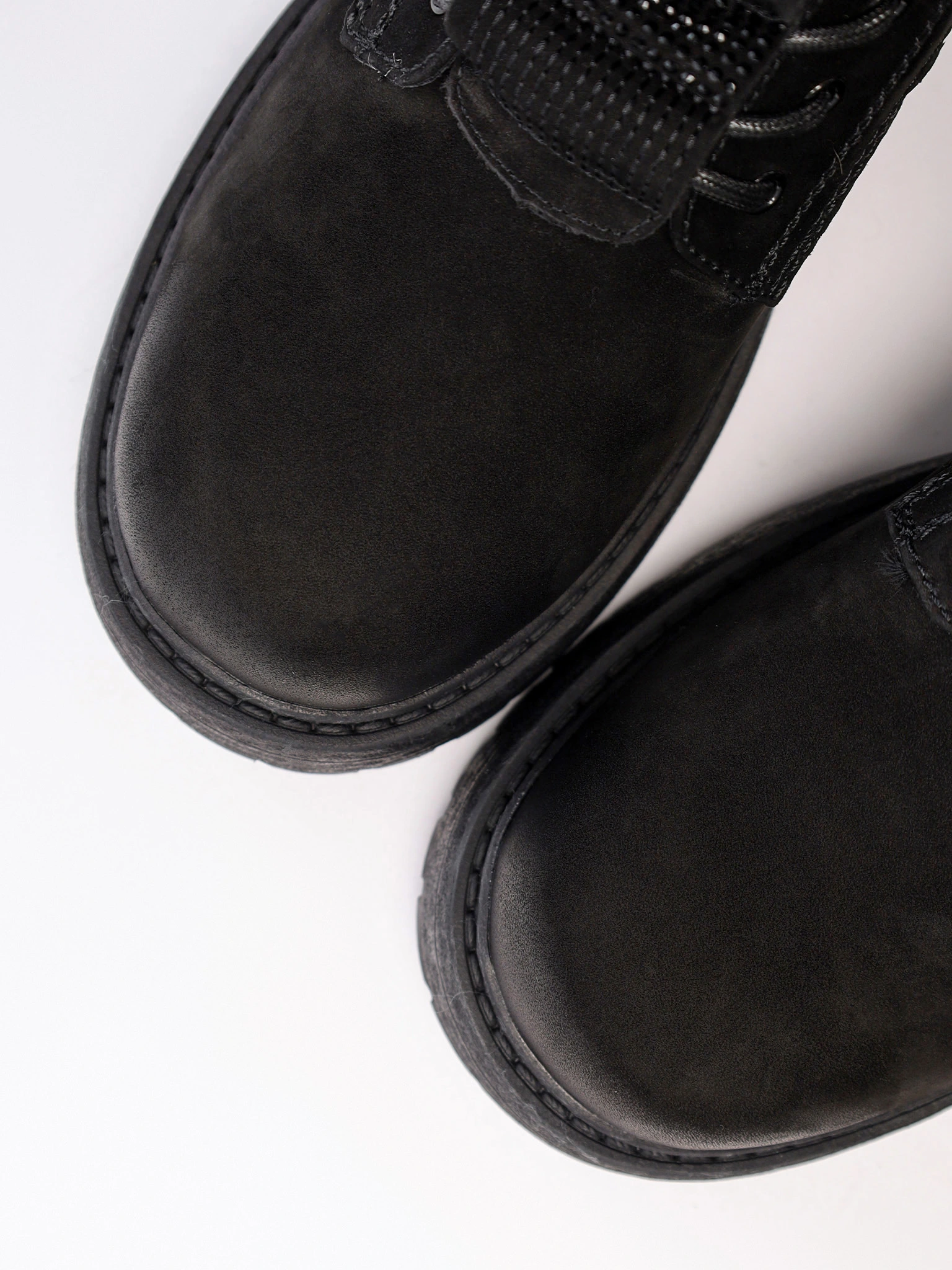 Ботинки-дерби черного цвета со стразами на высоком широком каблуке